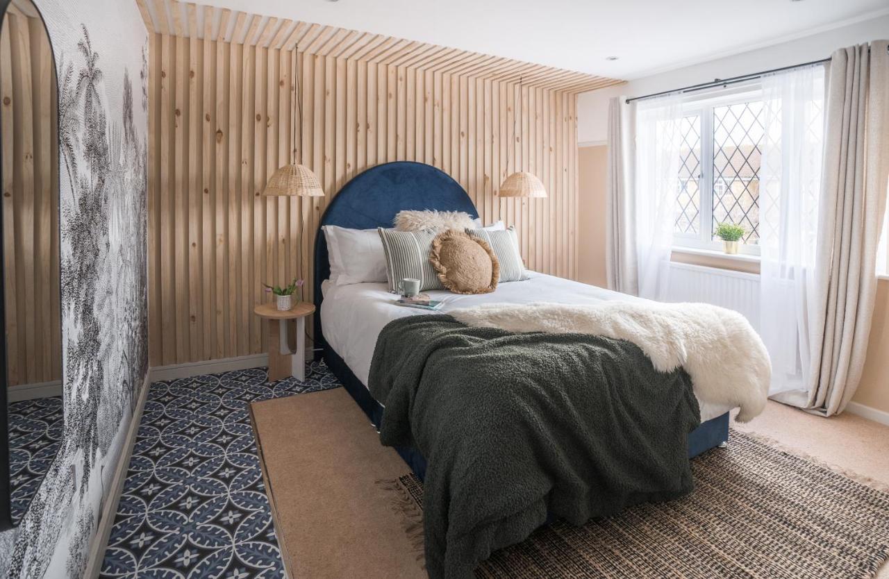 4-Bed Cotswold Getaway With Hot Tub & Gaming Room Churchdown Extérieur photo