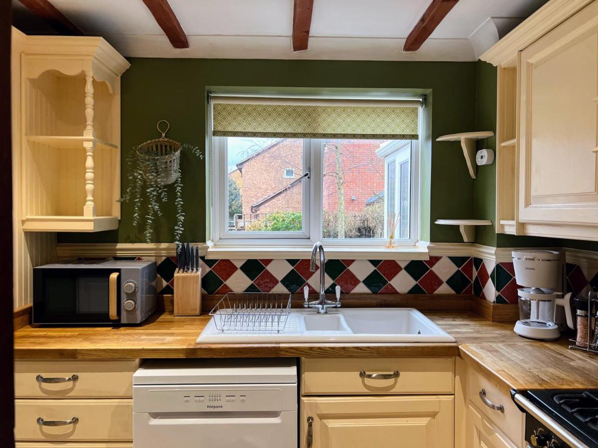 4-Bed Cotswold Getaway With Hot Tub & Gaming Room Churchdown Extérieur photo