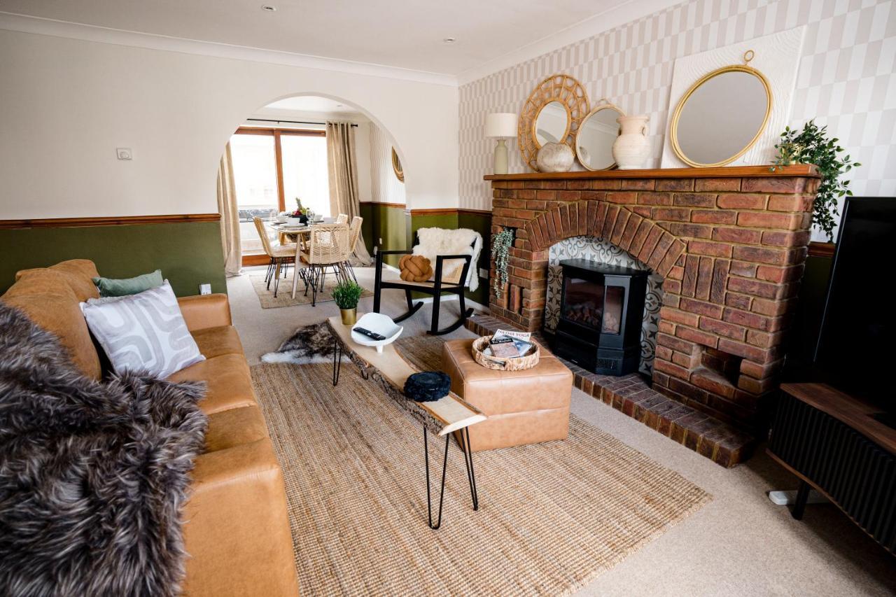 4-Bed Cotswold Getaway With Hot Tub & Gaming Room Churchdown Extérieur photo