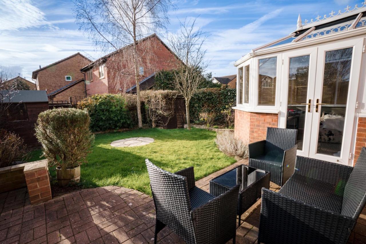 4-Bed Cotswold Getaway With Hot Tub & Gaming Room Churchdown Extérieur photo