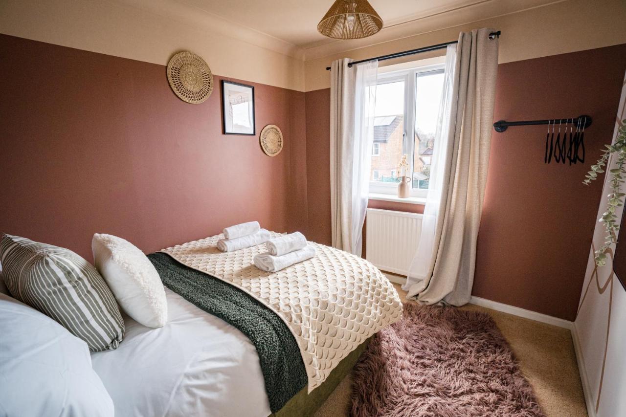 4-Bed Cotswold Getaway With Hot Tub & Gaming Room Churchdown Extérieur photo