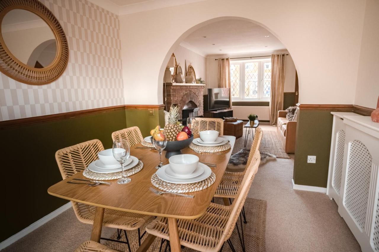 4-Bed Cotswold Getaway With Hot Tub & Gaming Room Churchdown Extérieur photo