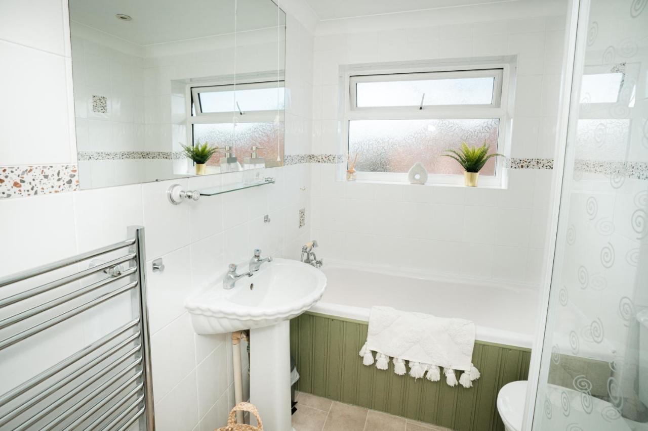 4-Bed Cotswold Getaway With Hot Tub & Gaming Room Churchdown Extérieur photo