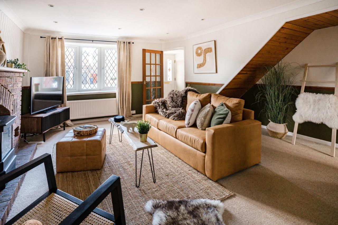4-Bed Cotswold Getaway With Hot Tub & Gaming Room Churchdown Extérieur photo