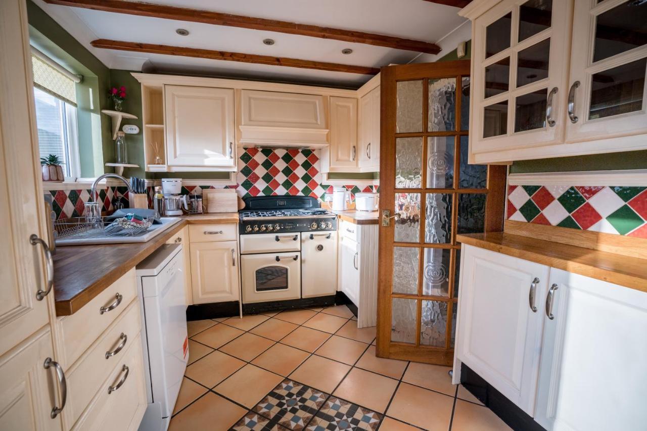 4-Bed Cotswold Getaway With Hot Tub & Gaming Room Churchdown Extérieur photo