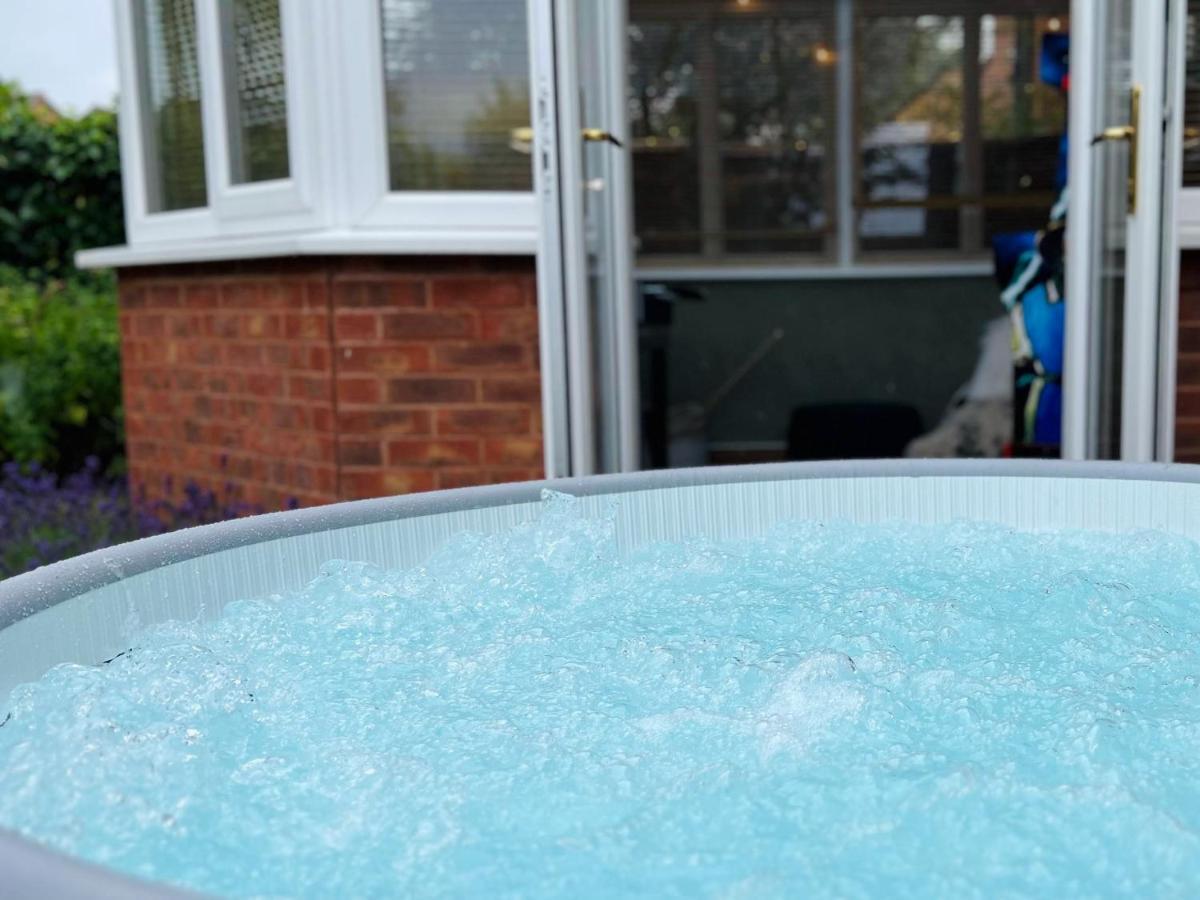 4-Bed Cotswold Getaway With Hot Tub & Gaming Room Churchdown Extérieur photo