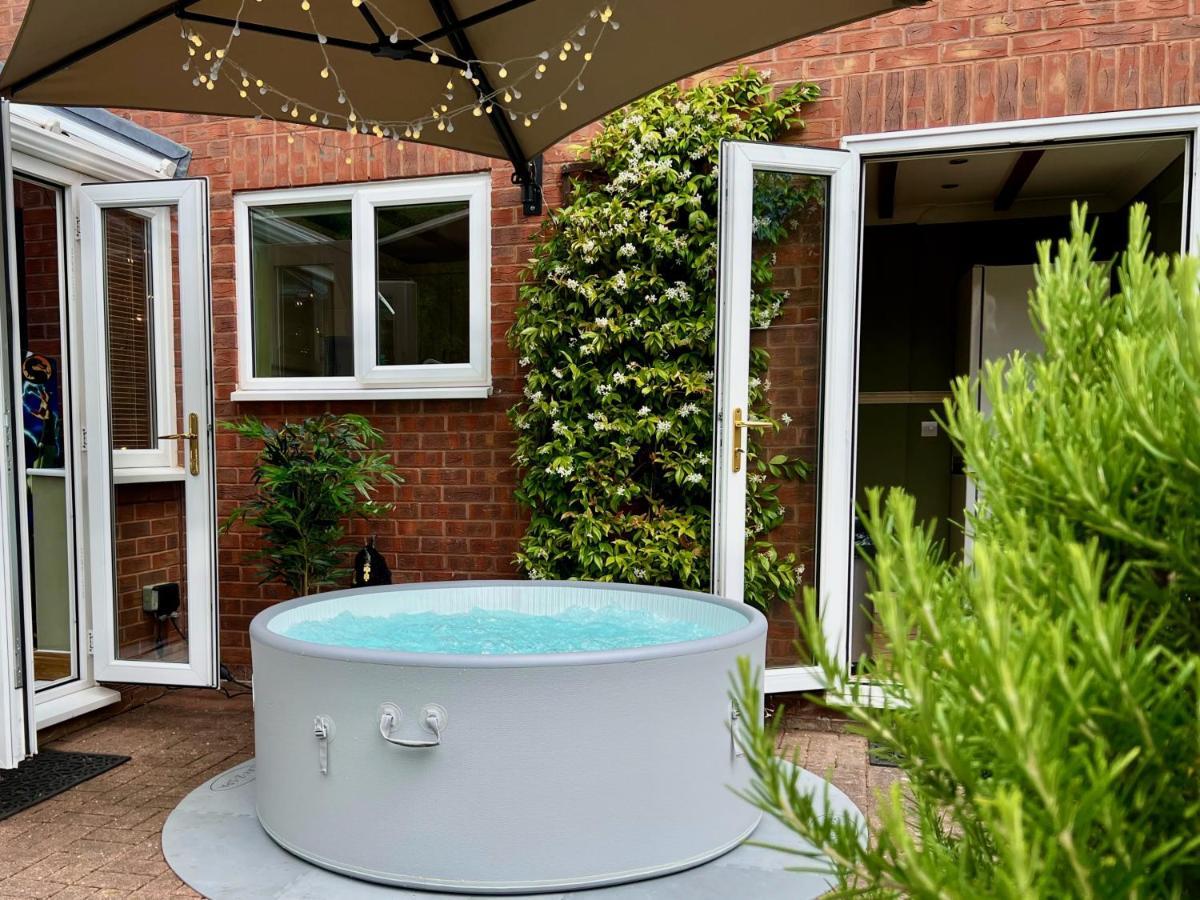4-Bed Cotswold Getaway With Hot Tub & Gaming Room Churchdown Extérieur photo
