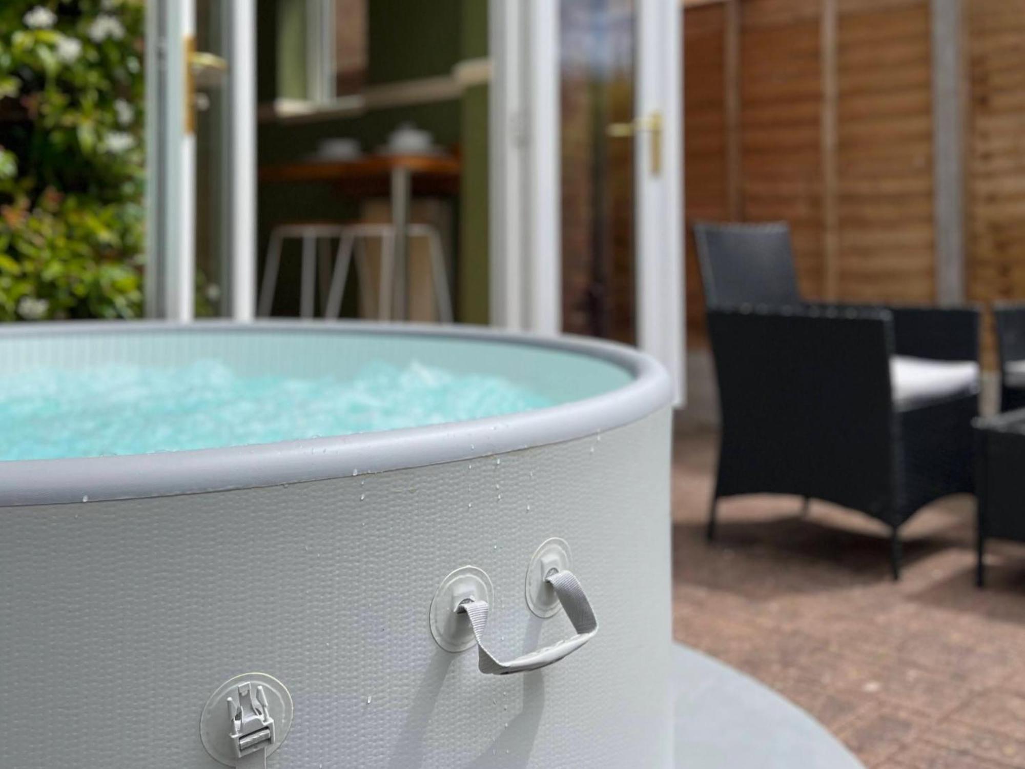 4-Bed Cotswold Getaway With Hot Tub & Gaming Room Churchdown Extérieur photo
